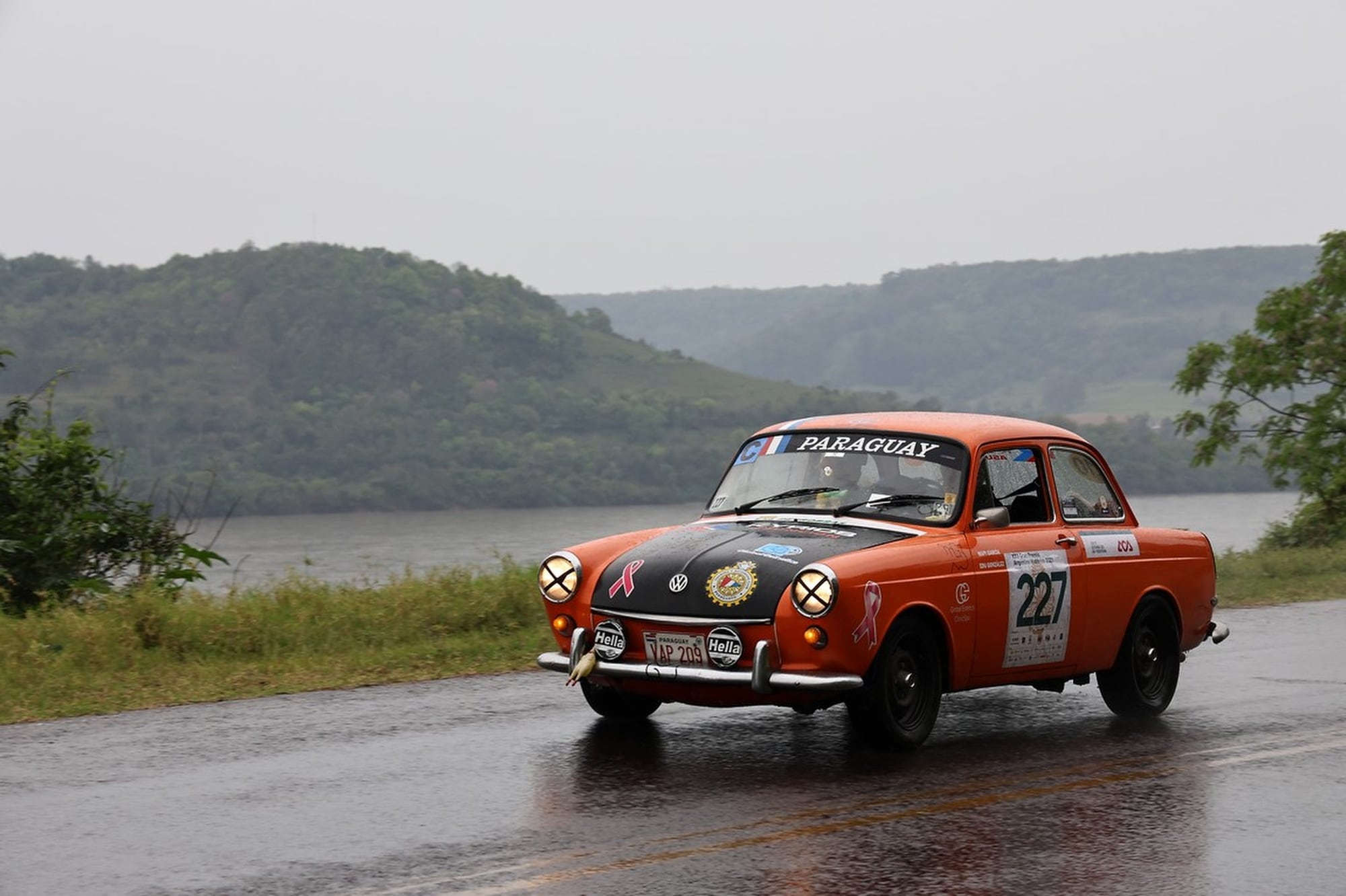 Un caso especial: el único auto de Paraguay, un Volkswagen Tipo 3 de 1963, y la única piloto del gran premio (hubo varias navegantes), María del Pilar García Muñoz, que junto a Eduardo González bordea el río Uruguay cerca de Panambí, Misiones.