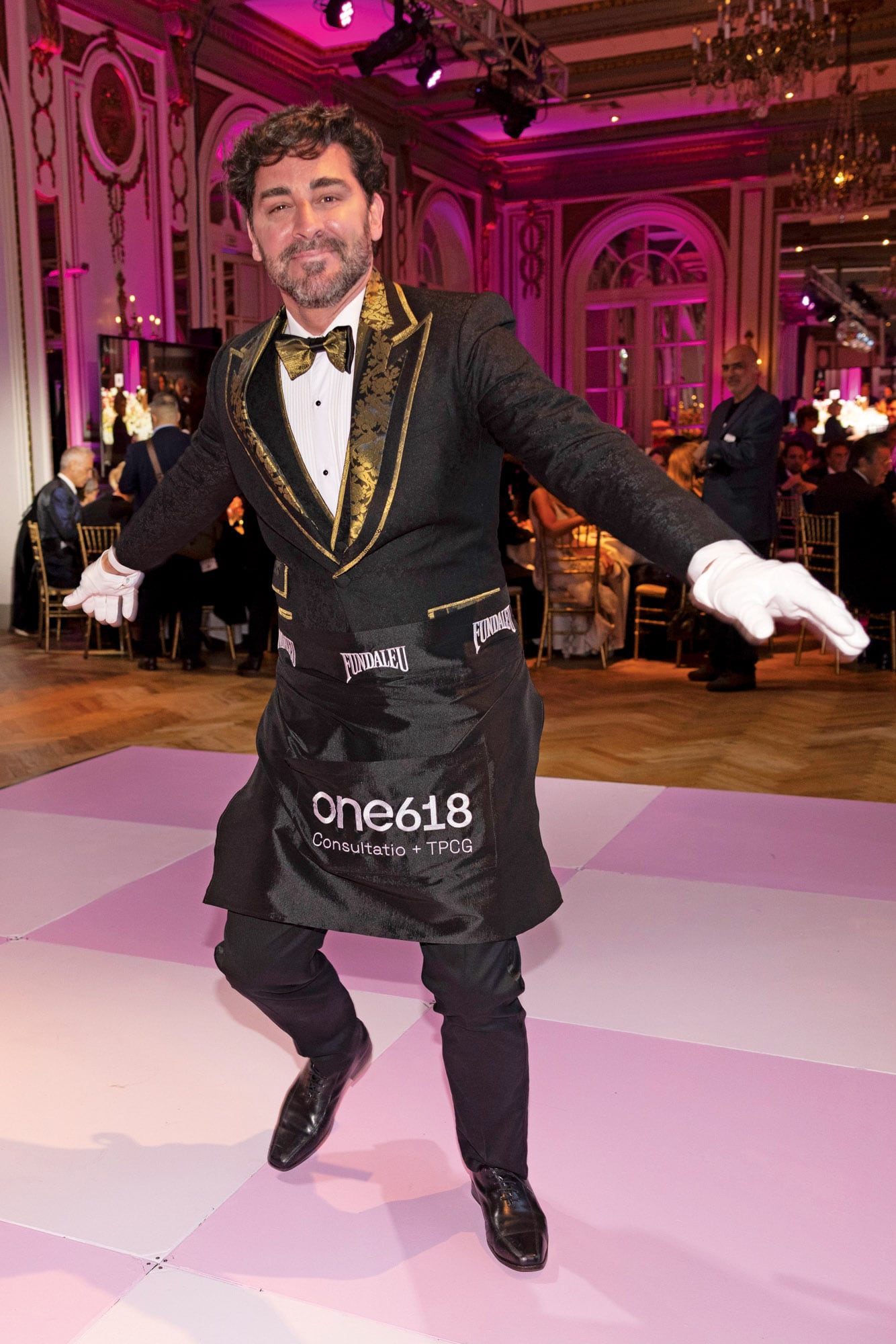 El bailarín Hernán Piquín se presentó en su rol de celebrity waiter de la gala con unos pasos de ballet en medio de la pista
