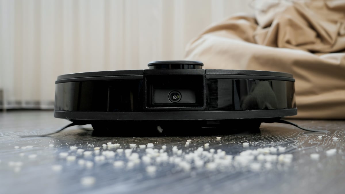 Este robot aspirador detecta las alfombras y aumenta su potencia de succión para una mejor limpieza.