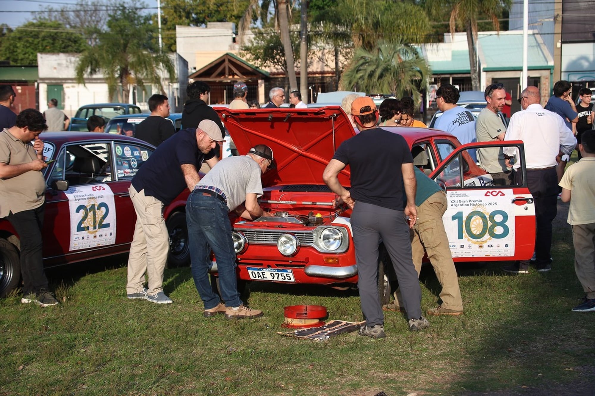 No todas son rosas en el camino y a veces hay que reparar los añosos vehículos, como los uruguayos Gianclaudio Barroca y Juan Espath a su Ford Escort MK 1 de 1971; por cierto, solidaridad y camaradería entre adversarios no faltan.