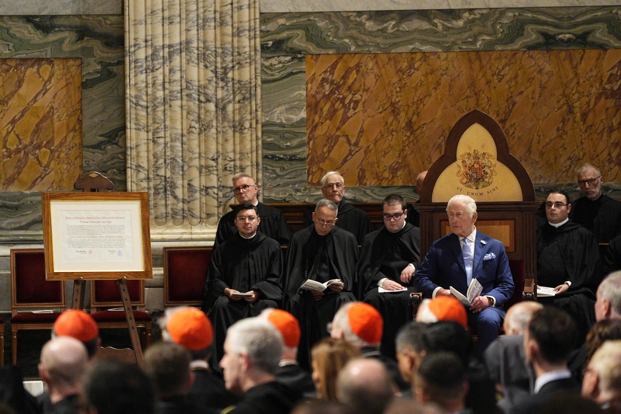 El rey Carlos III se sienta en un asiento creado especialmente para él, exhibiendo su escudo de armas, regalo en honor a su nombramiento como cofrade real de la Abadía, durante su visita a la Basílica Papal y la Abadía de San Pablo Extramuros en Roma el 23 de octubre de 2025