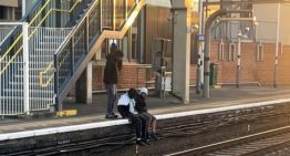 Fingieron ayudarla, pero le robaron el celular: el impactante hecho en una estación de tren
