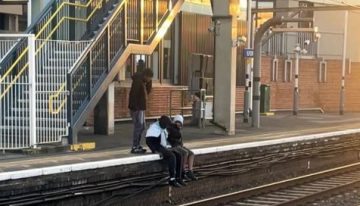 Fingieron ayudarla, pero le robaron el celular: el impactante hecho en una estación de tren