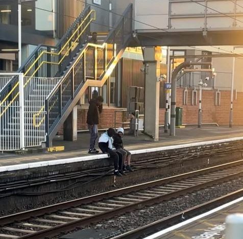Fingieron ayudarla, pero le robaron el celular: el impactante hecho en una estación de tren