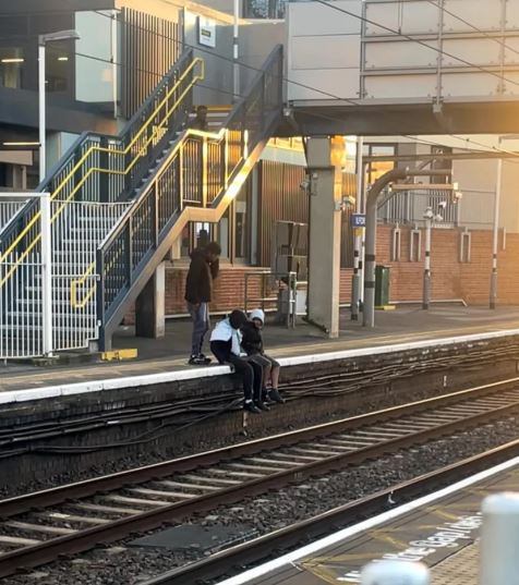 Dos jóvenes saltaron a las vías para recuperar el teléfono de una mujer, pero terminaron robándoselo y escaparon ante la mirada de todos. (Foto: The Sun).