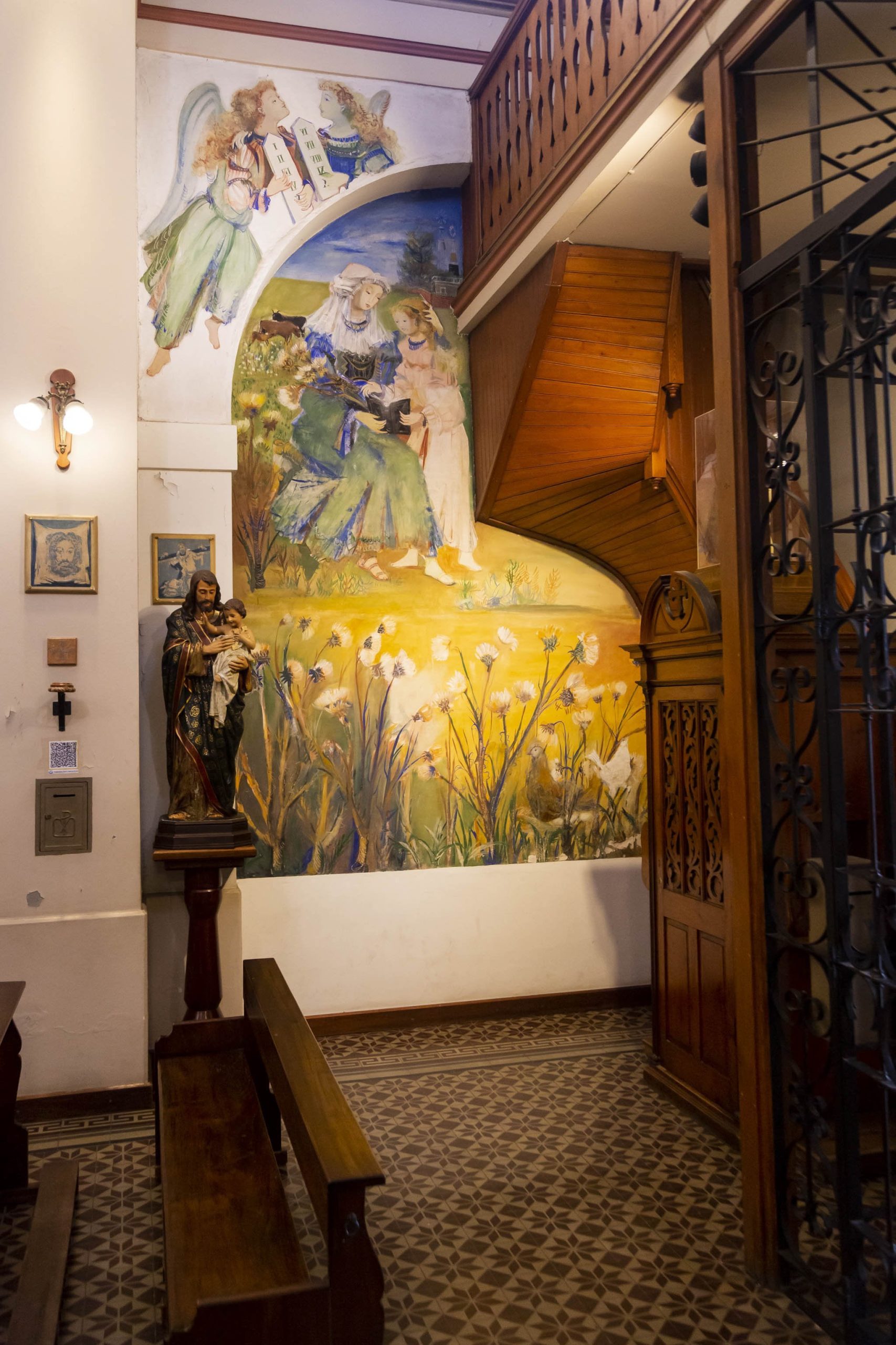 Los frescos detrás del confesionario