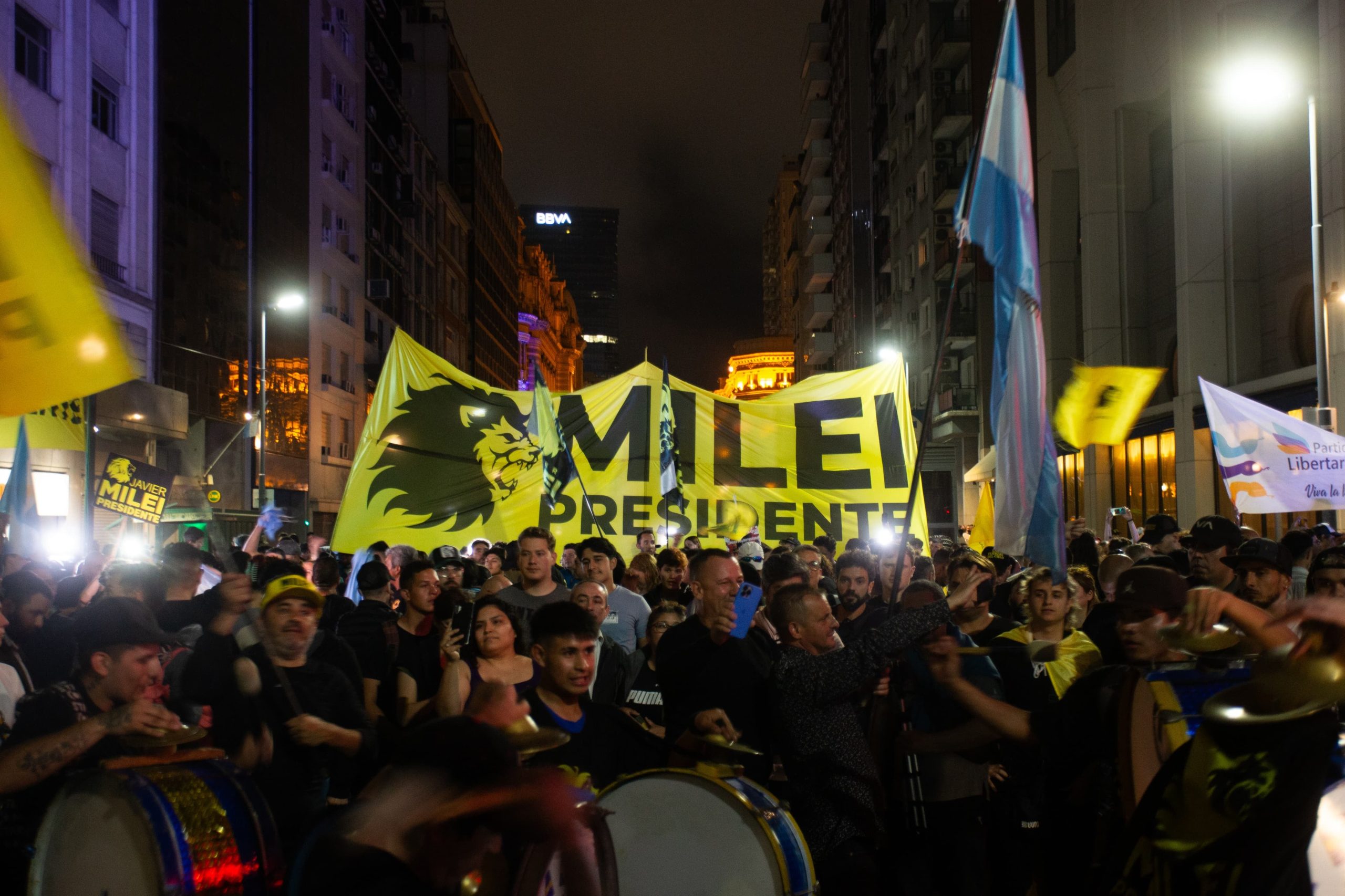 Militantes esperan afuera del bunker de Milei