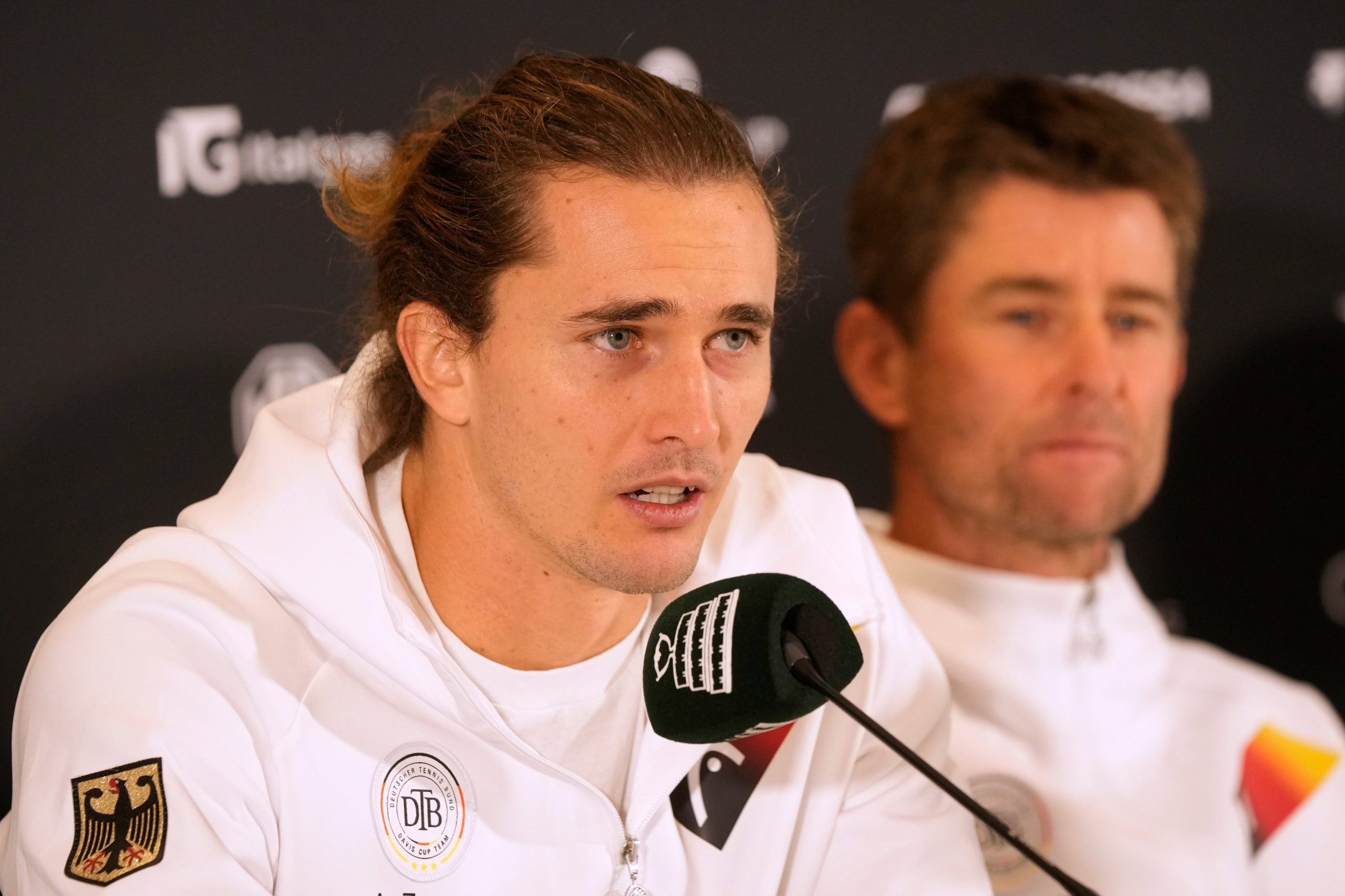 Alexander Zverev, el mejor jugador alemán, en una rueda de prensa de la Copa Davis; a su lado, el capitán Kohlmann 