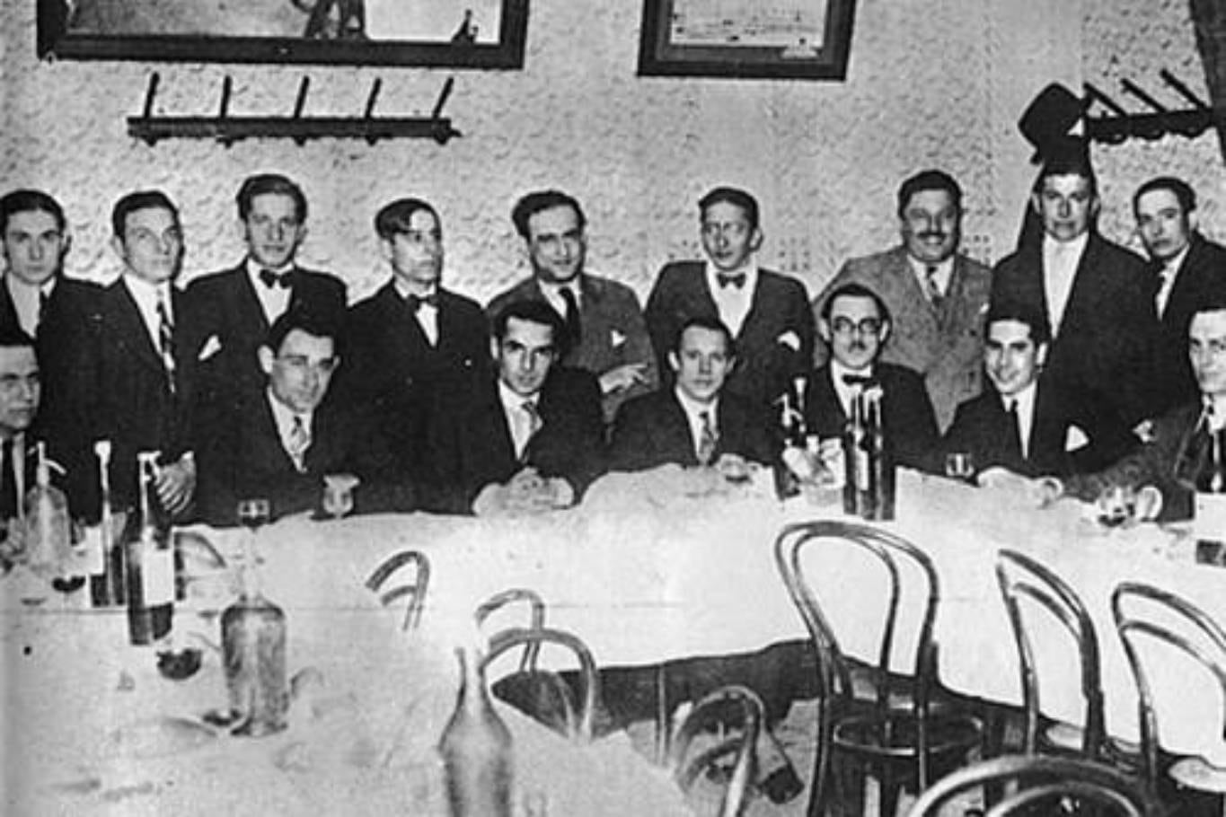 Integrantes del Grupo Boedo en la Editorial Claridad: desde la izquierda, sentados: 1º Antonio Zamora, 3º Roberto Arlt, 5º Cesar Tiempo, 6º Raúl González Tuñon