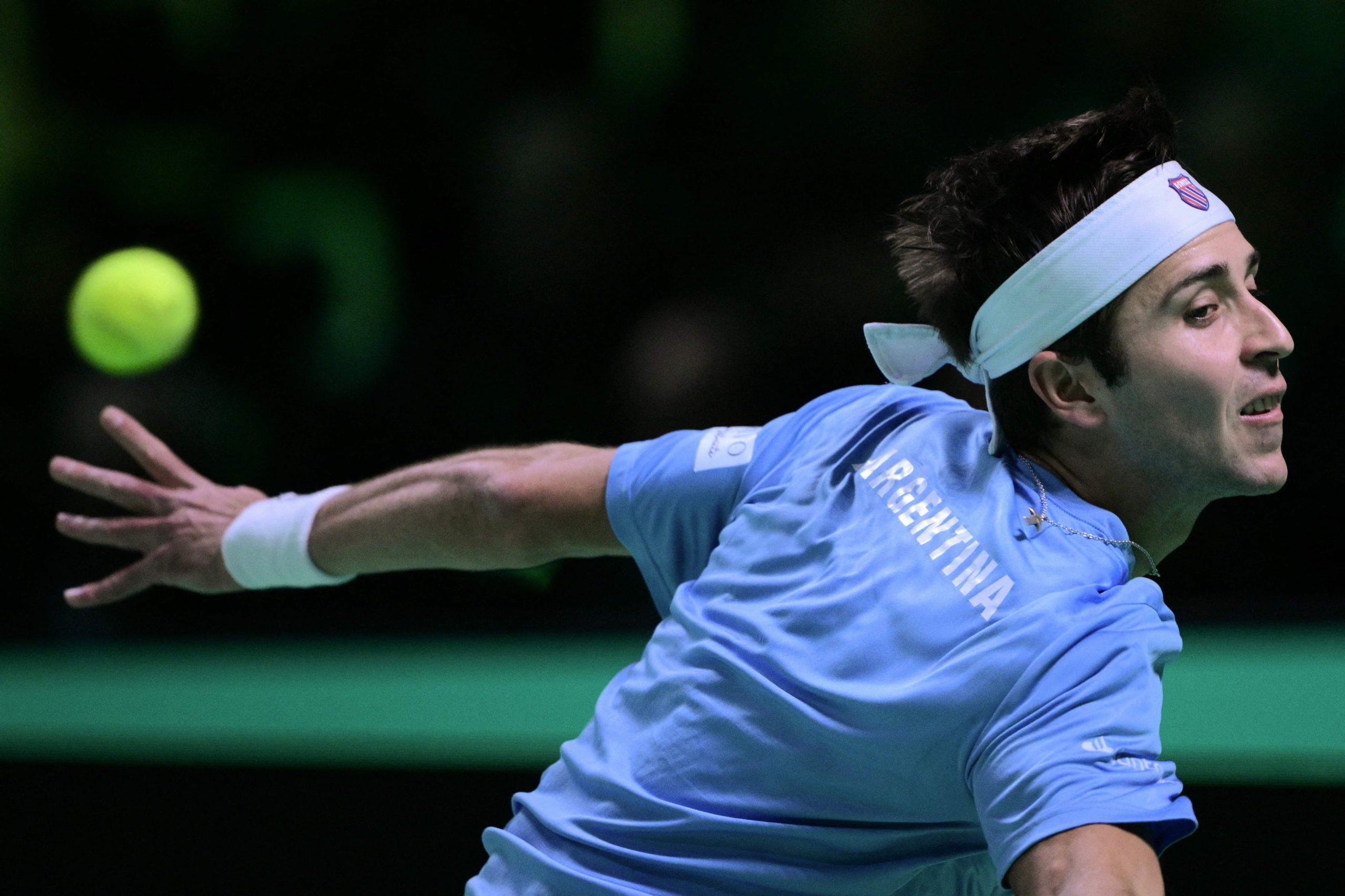 Tomás Martín Etcheverry se esfuerza para devolver una pelota durante su partido contra el alemán Jan.Lennard Struff