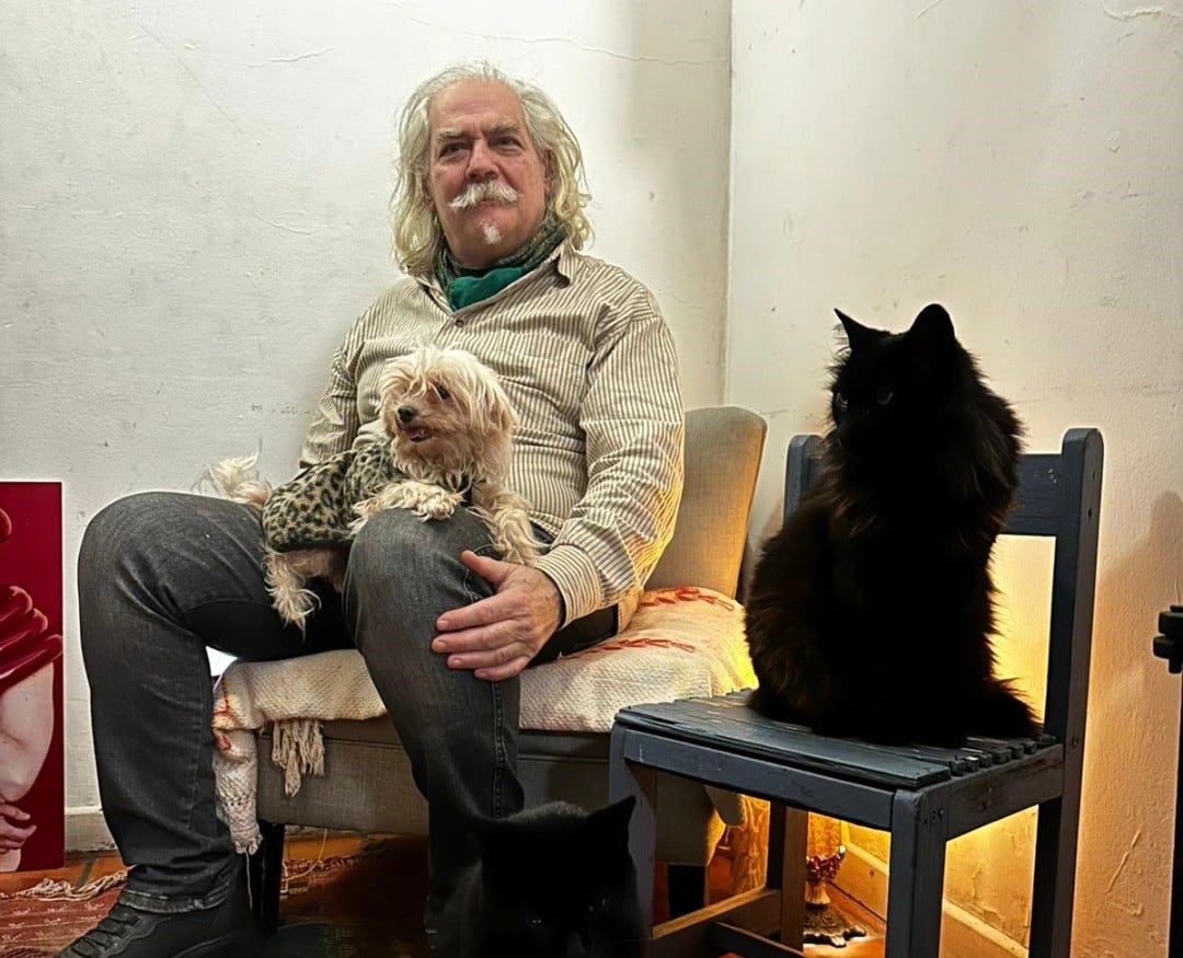 Hoy retirado de la noche vive con 8 gatos, pero a lo largo de su vida tuvo 50 y 5 perros, en la foto con su perra Bianca y los gatos Bandido y Kylo Ren