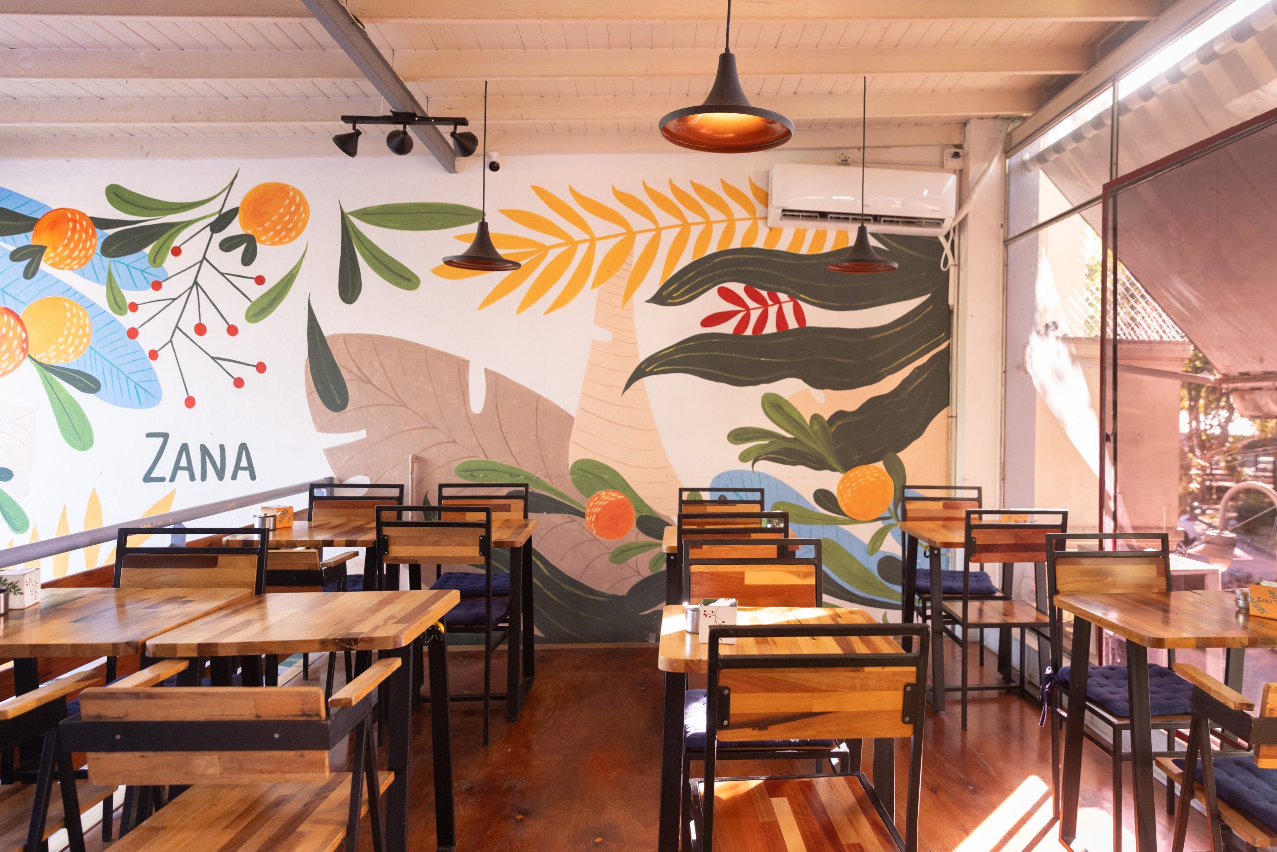 El colorido salón a pocos metros de la estación de tren