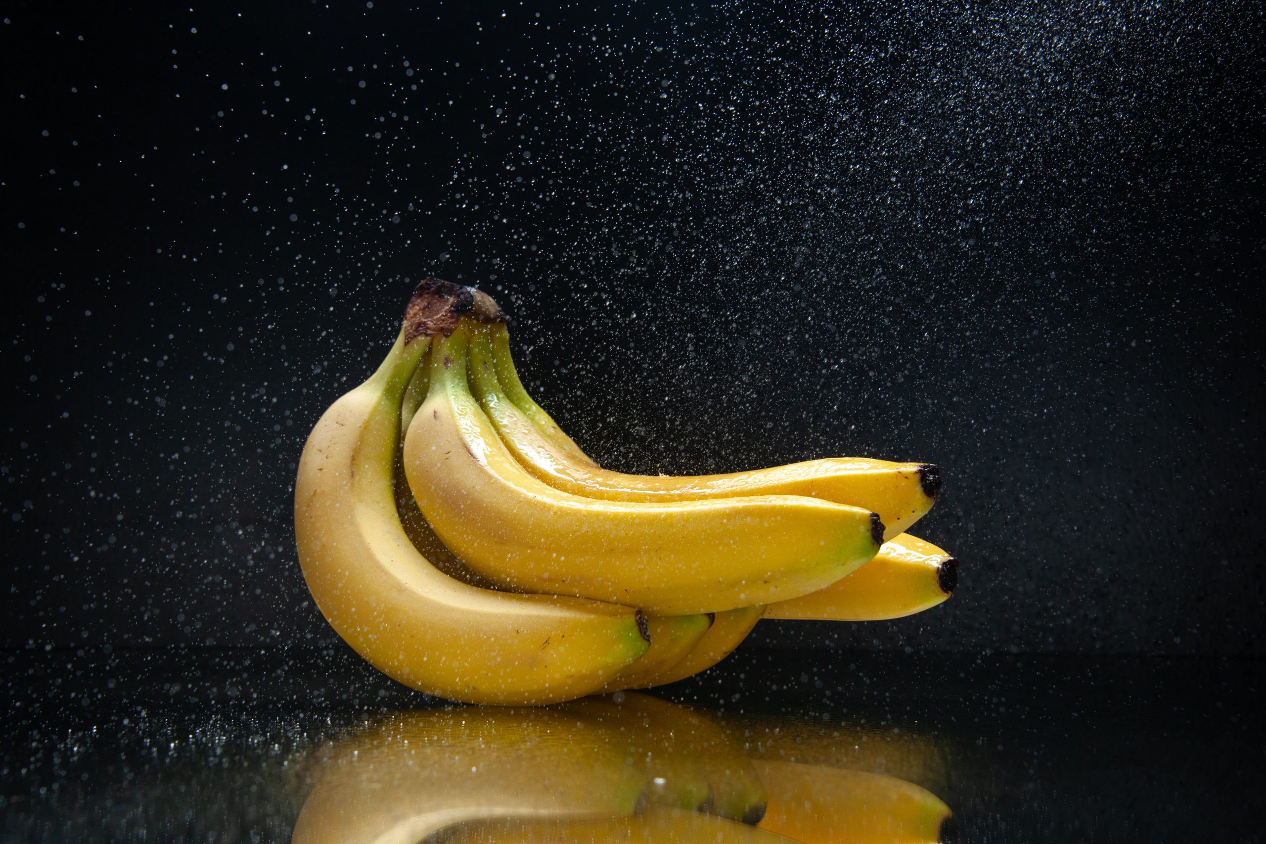 La banana está llena de potasio y aporta energía de consumo lento. (Foto: Freepik).