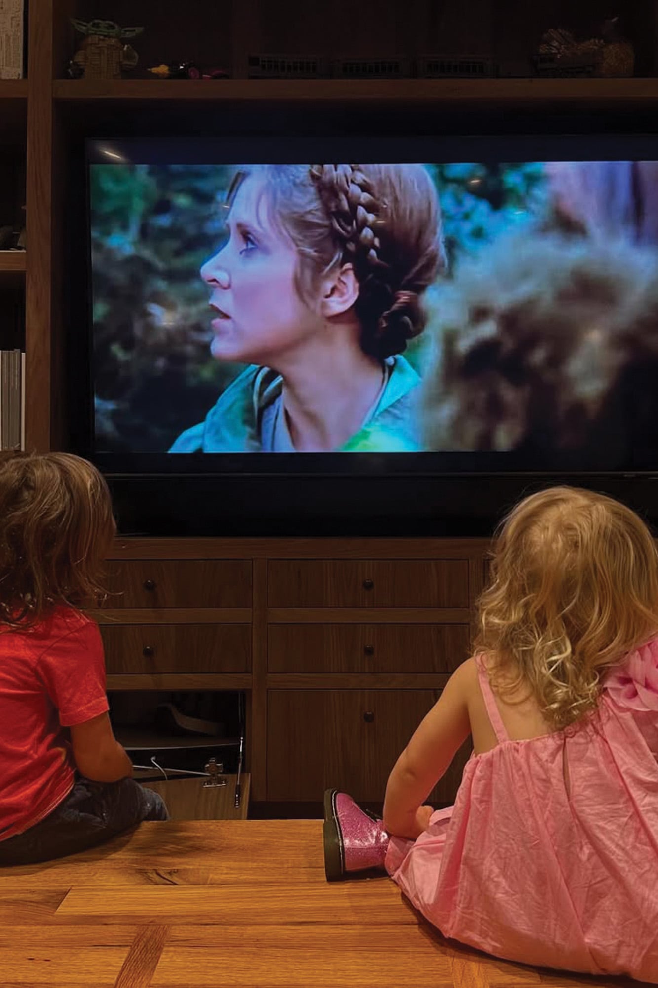 La actriz compartió en sus redes una foto de sus hijos Kingston y Jackson mirando a su abuela en su emblemático papel de la princesa Leia