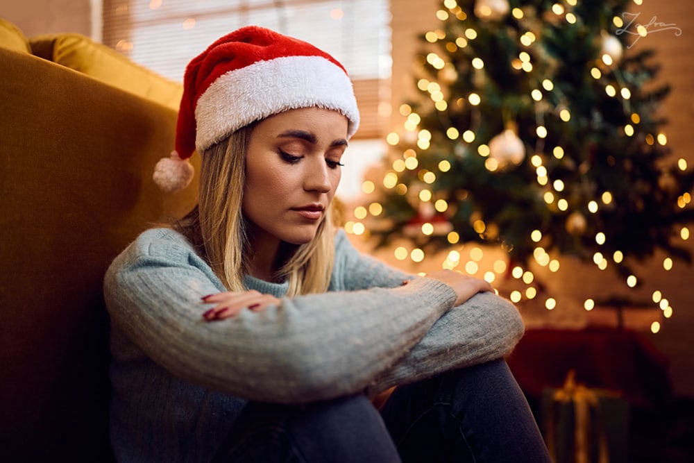 ambién puede aparecer lo que la psicología denomina disonancia cognitiva: el conflicto entre lo que culturalmente se espera sentir (alegría, unión) y lo que realmente sucede a nivel interno (apatía, tristeza o desconexión)