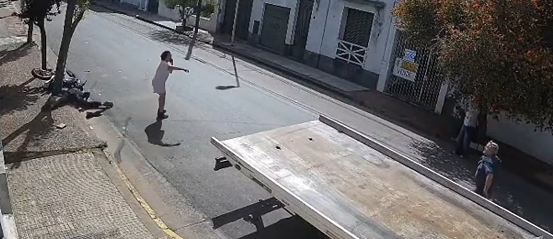 Una mujer se acercó al lugar donde había chocado el motociclista y llamó a las autoridades