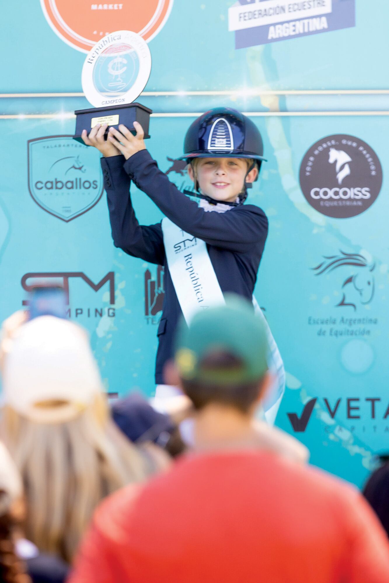 La felicidad de Olympia con el trofeo en alto