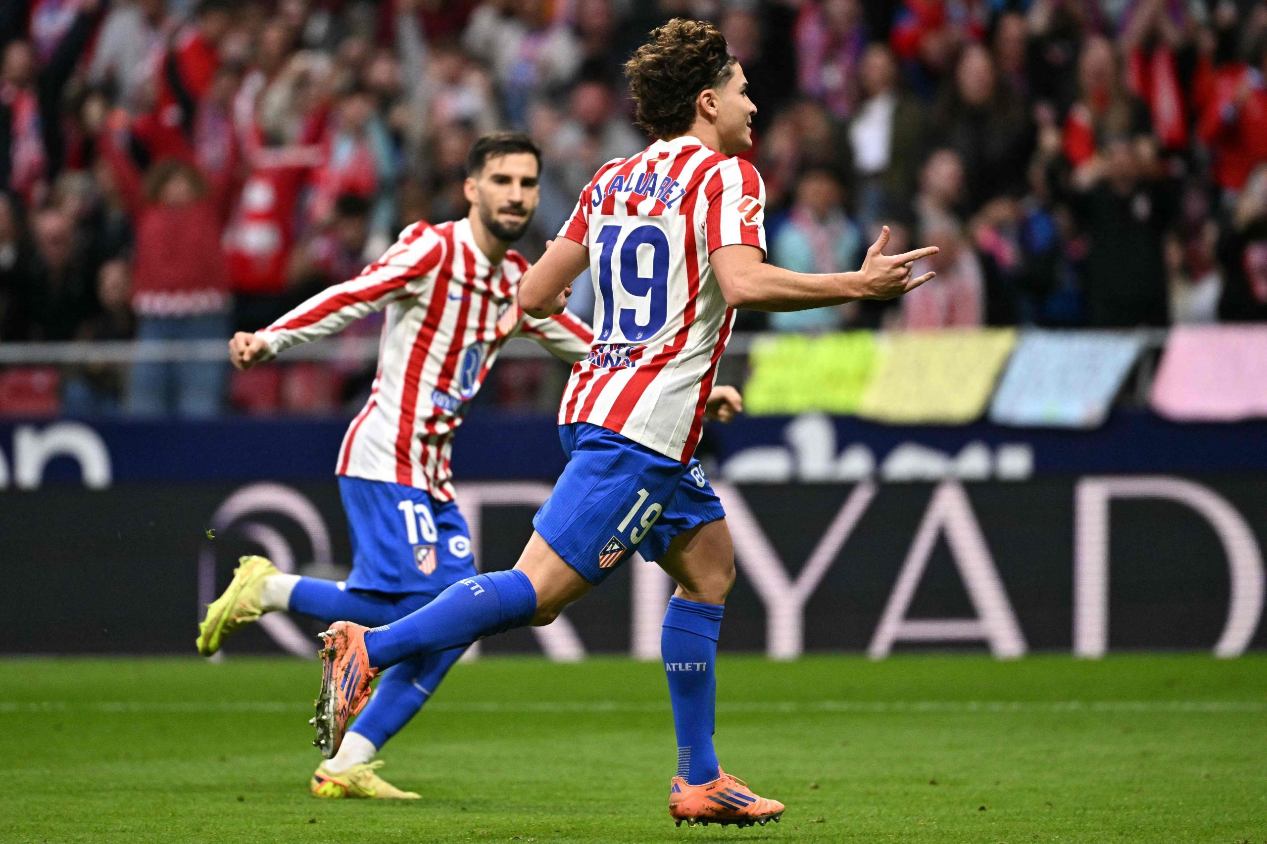 La celebración de Julián Álvarez al anotar el primer gol de Atlético de Madrid ante Sevilla 
