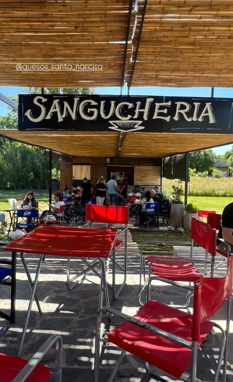 Los sándwiches se venden afuera del local