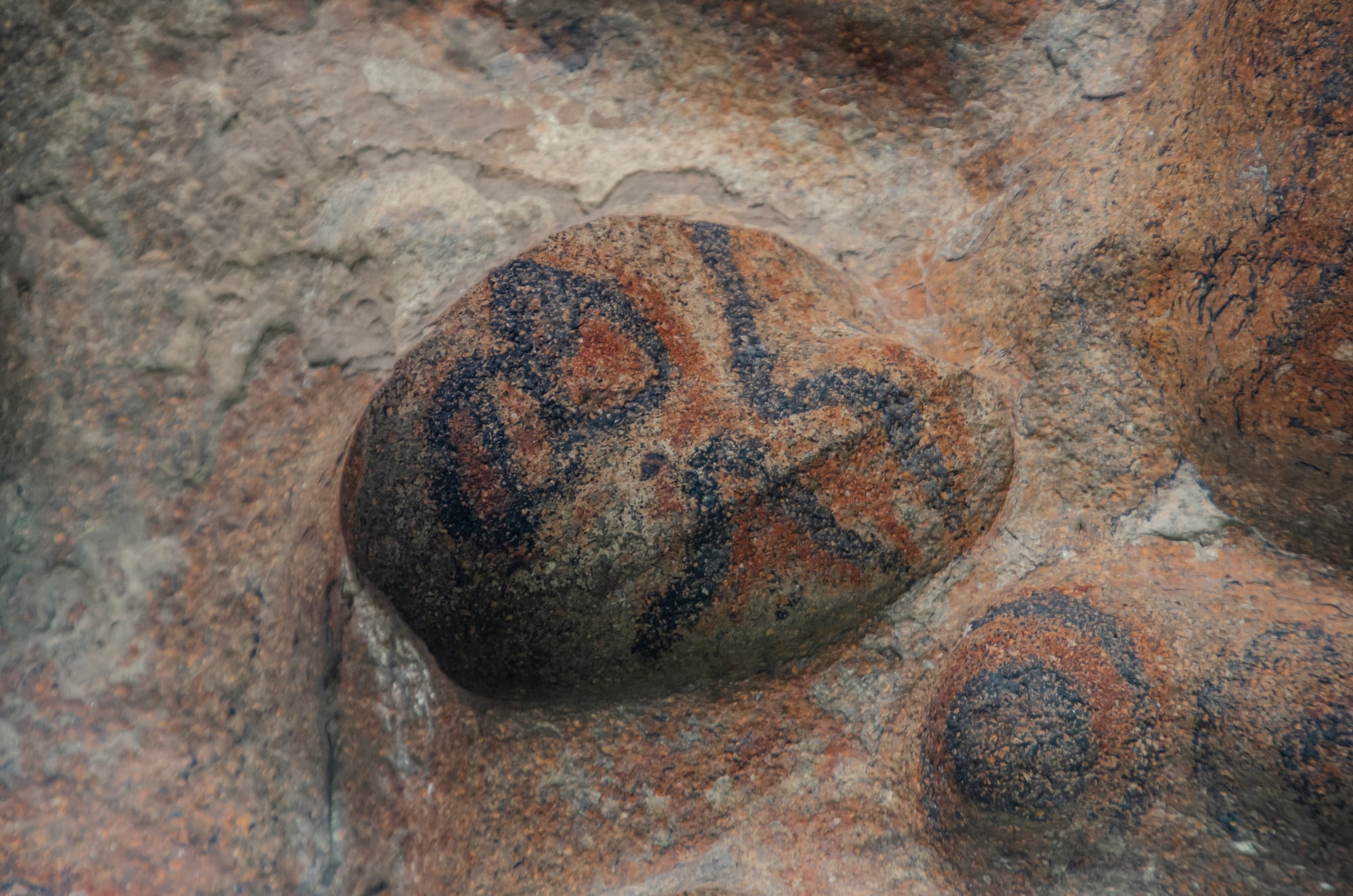 Arte rupestre realizado por antiguos pueblos nómades de la región