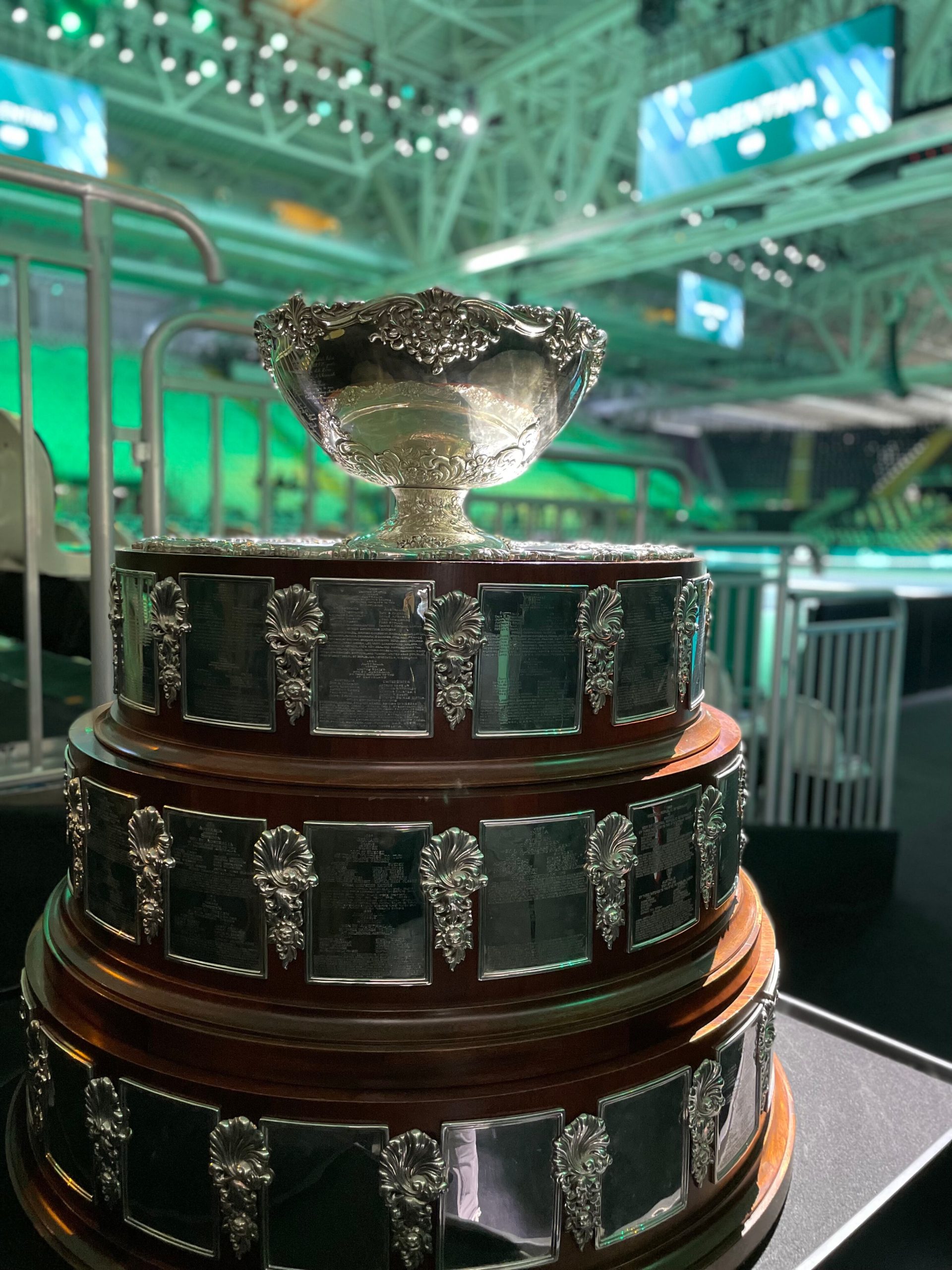 La Ensaladera de plata, el trofeo de la Copa Davis, luciéndose en el estadio de Bolonia, durante un ensayo del equipo argentino; el año próximo se cumplirá una década del título en Zagreb 
