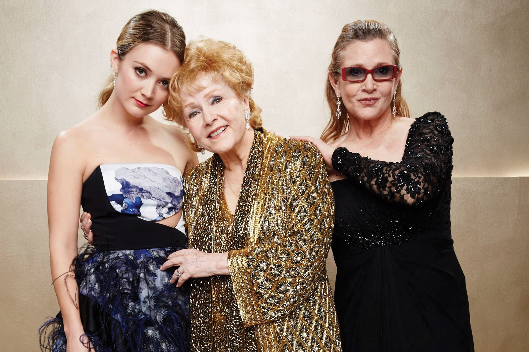 Una tierna foto junto a su abuela Debbie Reynolds y su mamá durante la entrega de los premios SAG, en enero de 2015. Al año siguiente, ambas murieron