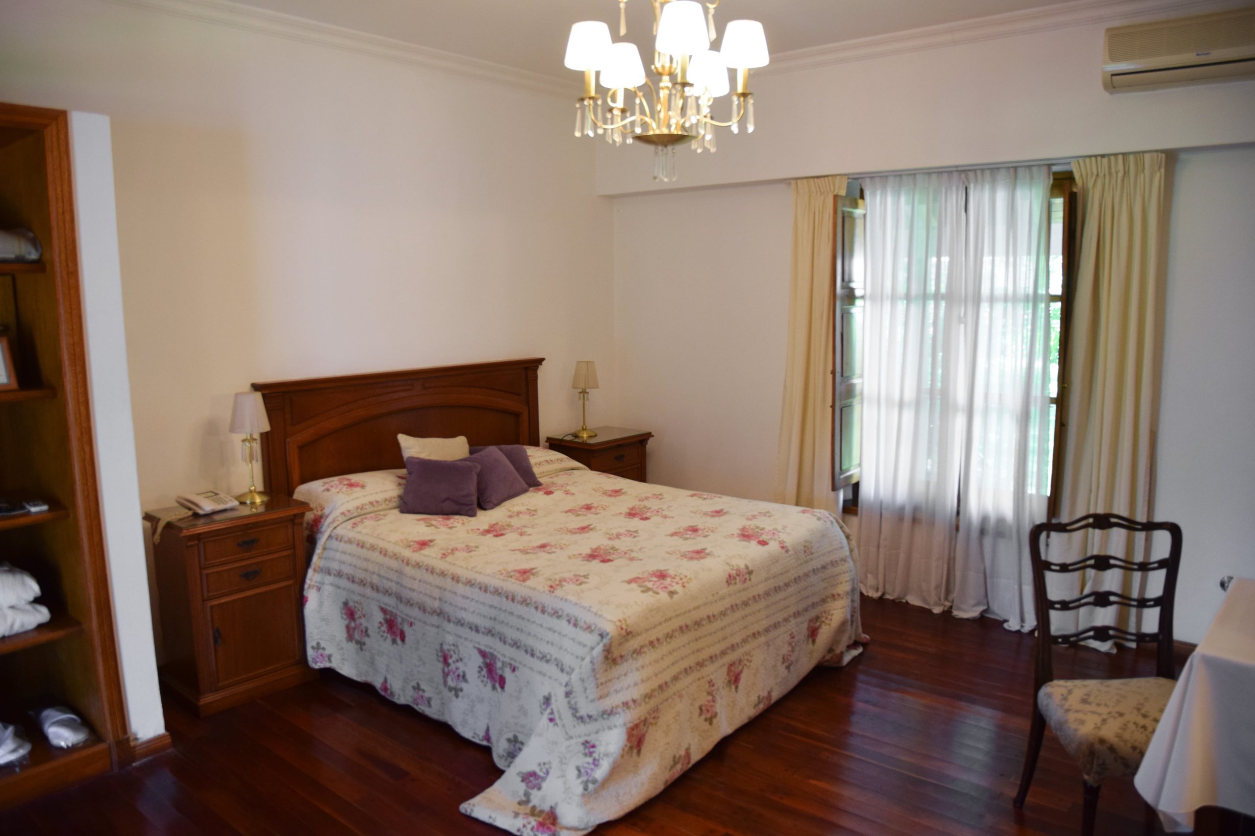 Las habitaciones fueron actualizadas sin perder muebles y detalles de época