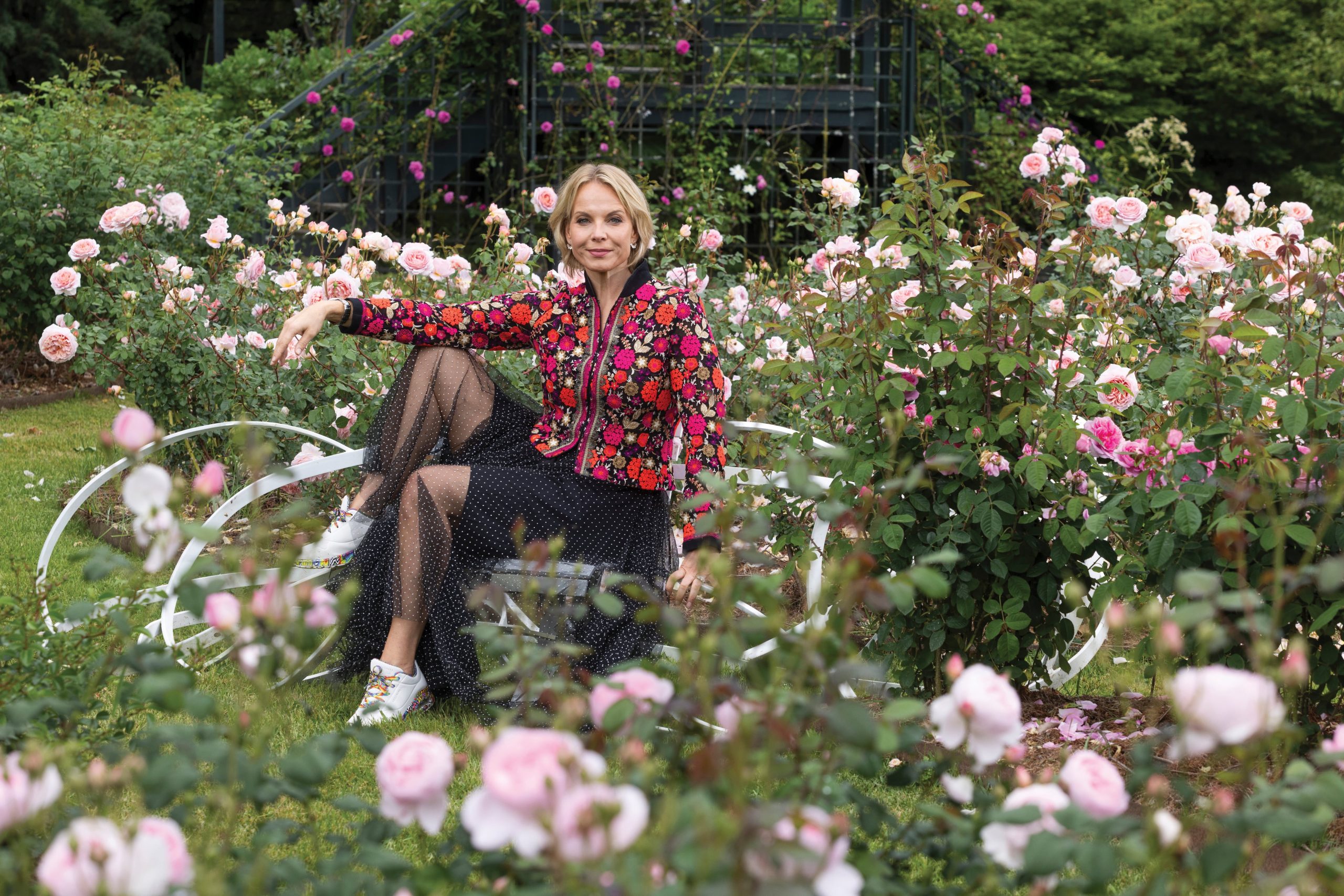 En el Solo bech, una obra de Pablo Reinoso, rodeada por rosas inglesas