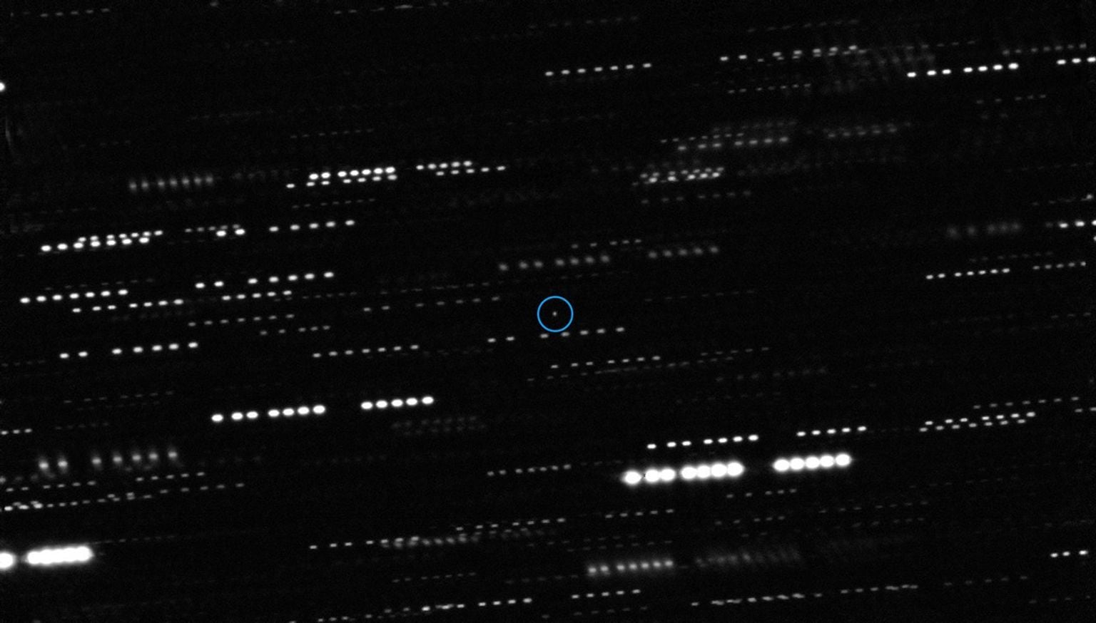 Oumuamua, que se encuentra en el centro de esta imagen, fue el primer objeto interestelar hallado en nuestro sistema solar