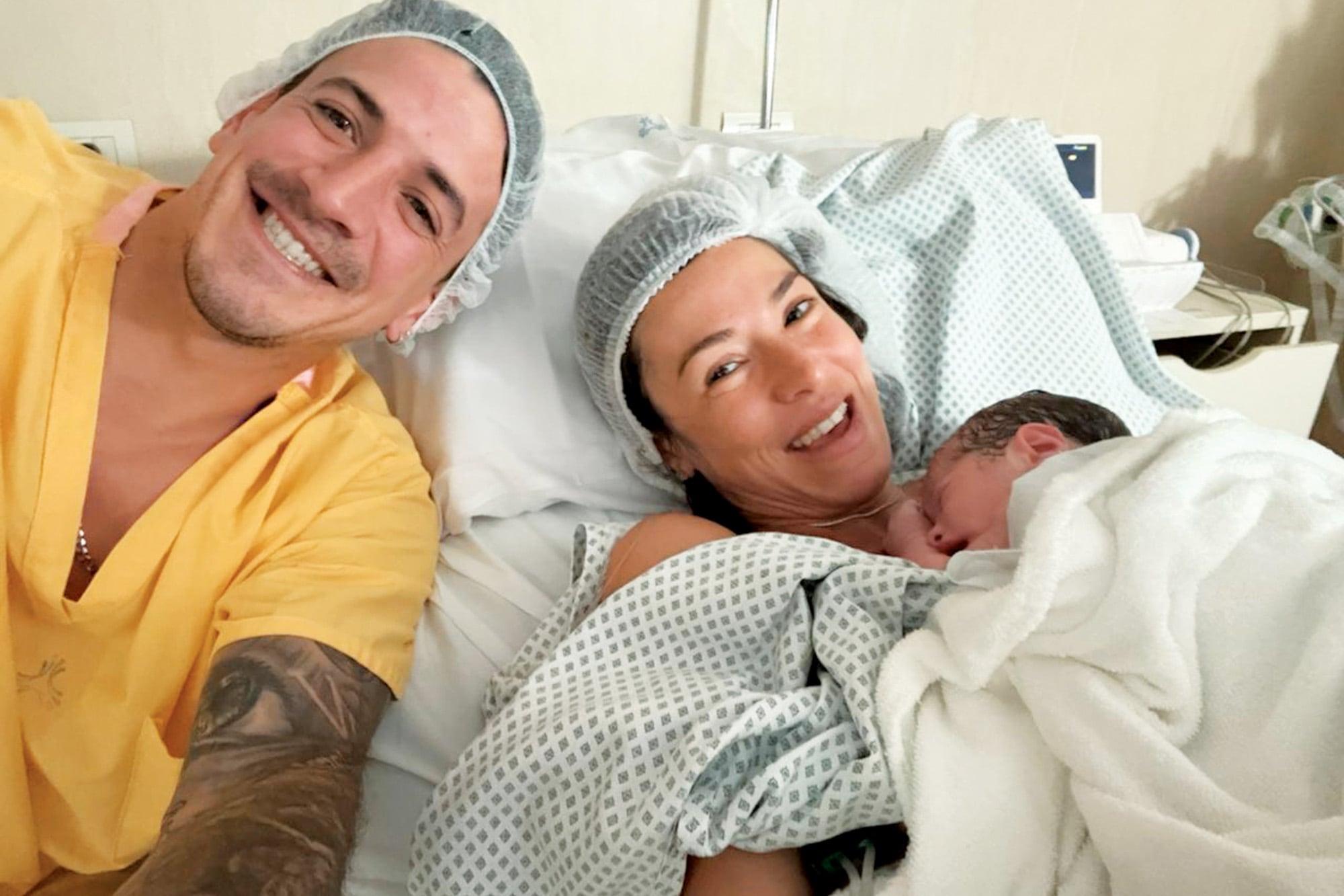 Una de las primeras fotos de la pareja y su hijo.  “El nombre lo eligió la China y a mí me encantó”, revela Diego