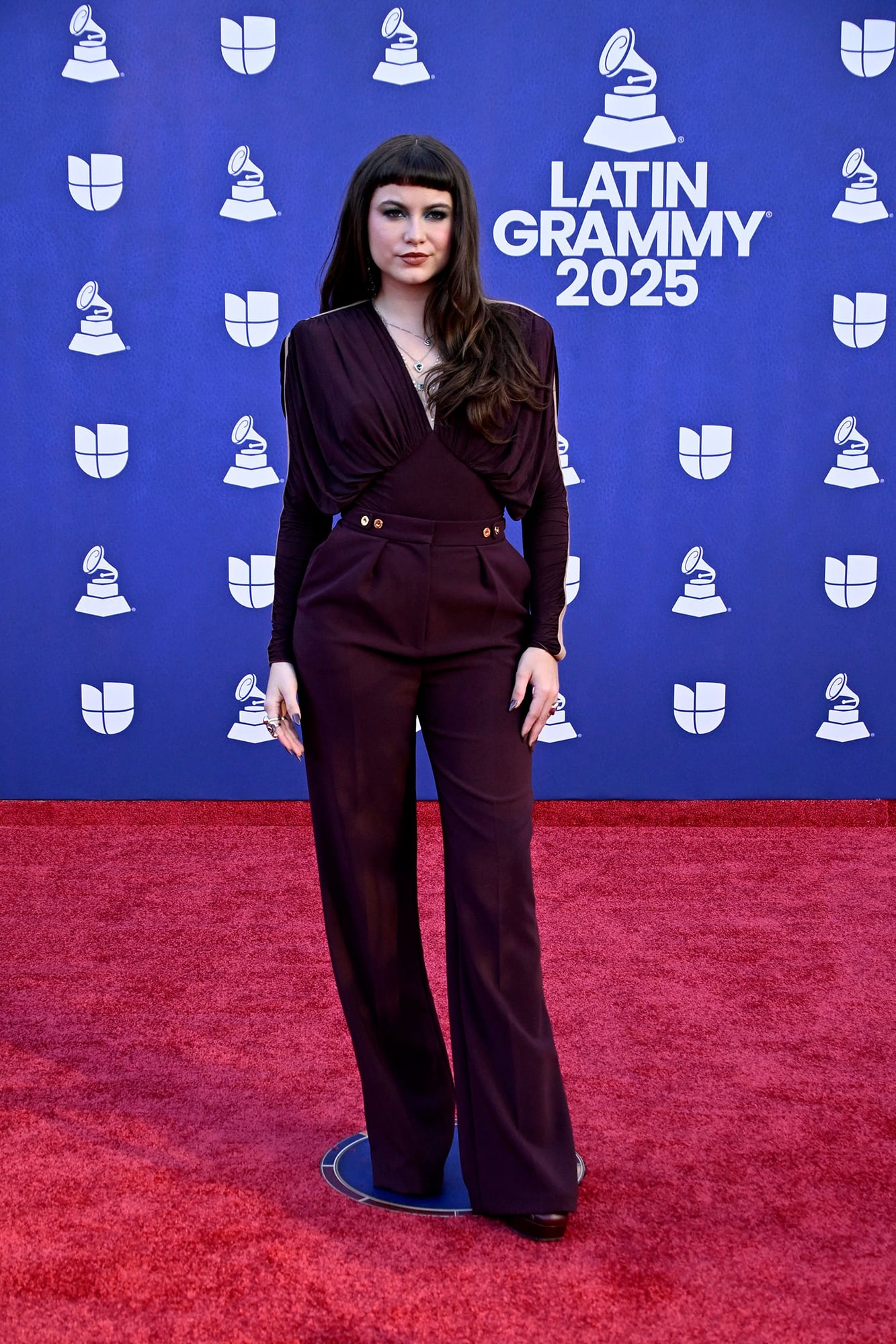 Con un look casi irreconocible, Sofía Reyes optó por un discreto mono en color borgoña