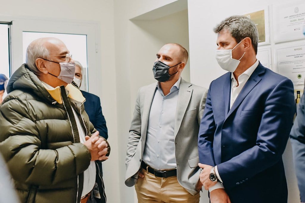 El empresario Jorge Panelli junto con el exministro Martín Guzmán y el exgobernador de San Juan Sergio Uñac cuando los recibió en pandemia en su empresa donde produce aceite de oliva
