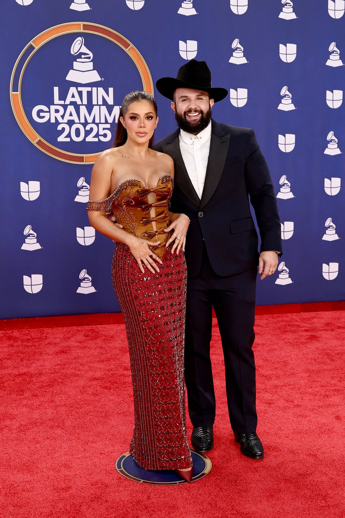 Meylin Zúñiga asistió junto a su pareja, Carin León. Ella eligió un vestido con fuertes guiños a la cultura mexicana 