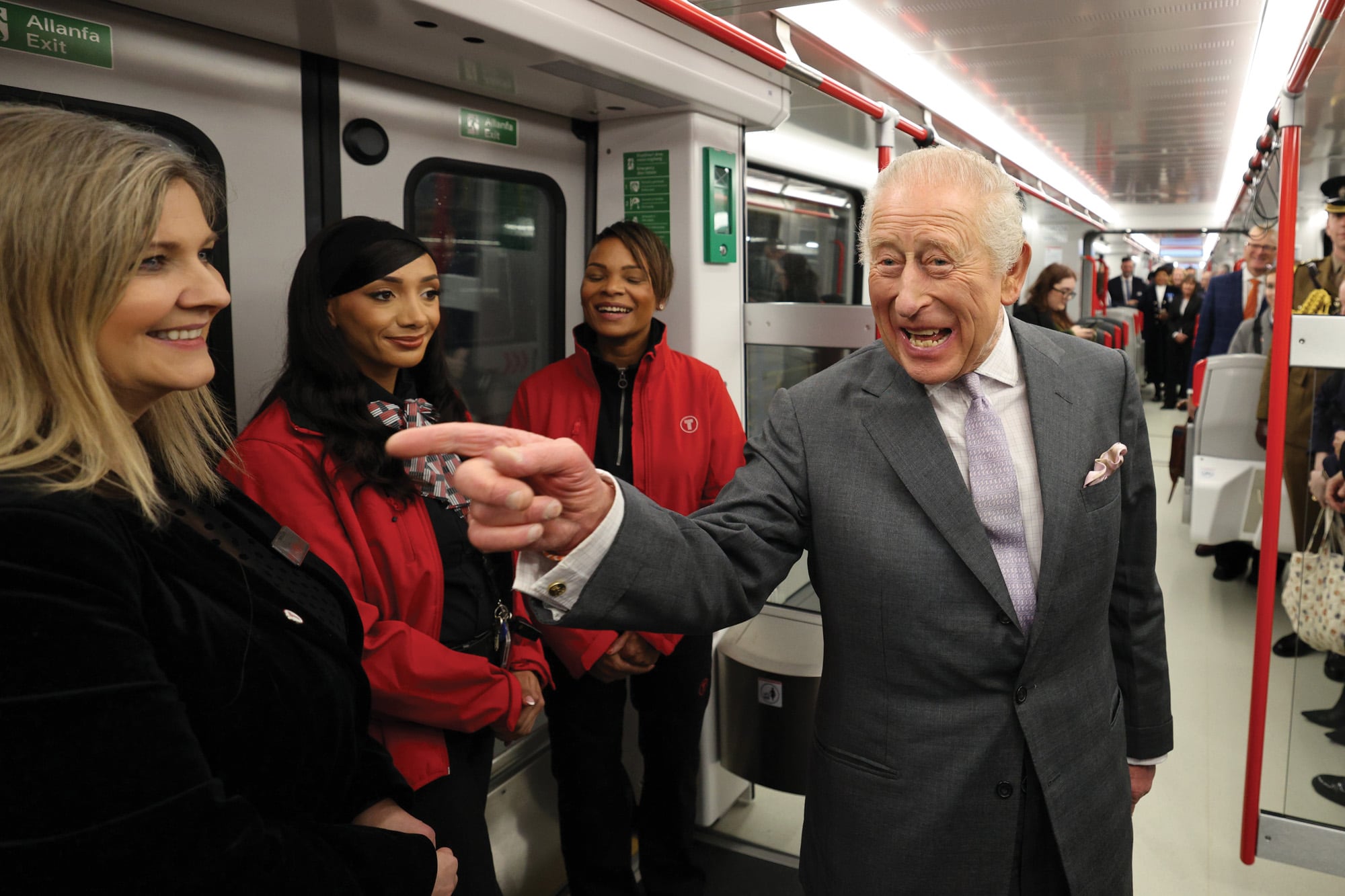 “Penblwydd hapus eich Mawrhydi” [‘Feliz cumpleaños, Su Majestad’, en galés] se leía en cada pantalla de los tranvías-trenes del flamante depósito del Metro del sur de Gales, en la localidad de Taff’s Well [Carlos inauguró este lugar el día de su cumpleaños]