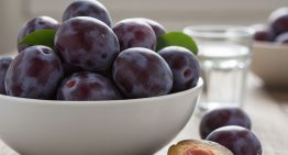 La receta para hacer vinagre de ciruelas con apenas 3 ingredientes