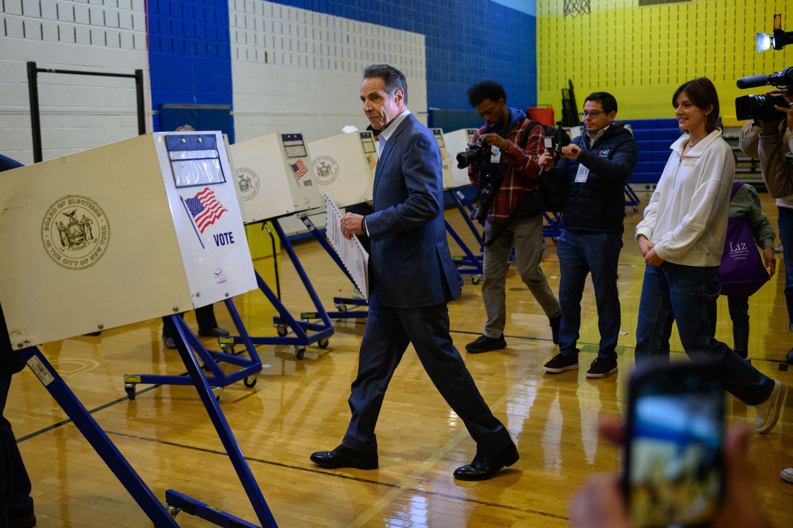 El candidato independiente a la alcaldía de Nueva York y exgobernador del estado, Andrew Cuomo, votó en la High School of Art and Design el 4 de noviembre de 2025.  Alexi J. Rosenfeld/Getty Images/AFP