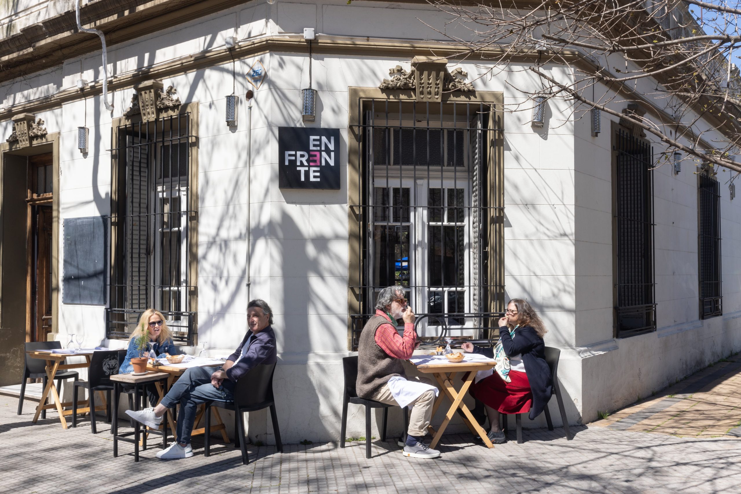 La preciosa esquina de Enfrente es un perfecto spot para sentir el ritmo pausado de barrio