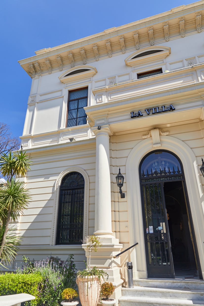 En una casona antigua que antes solía abrirse solo para eventos, Casa de la Villa encontró recientemente nueva vida