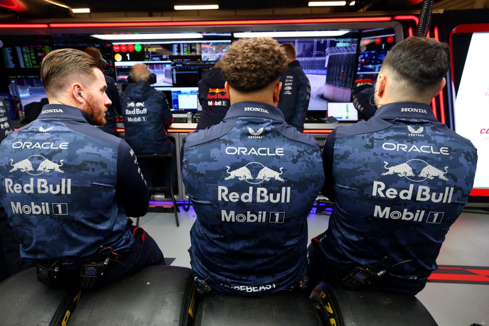 Mecánicos de Red Bull aguardan su momento de acción; en los primeros cinco minutos de la sesión no hubo actividad.