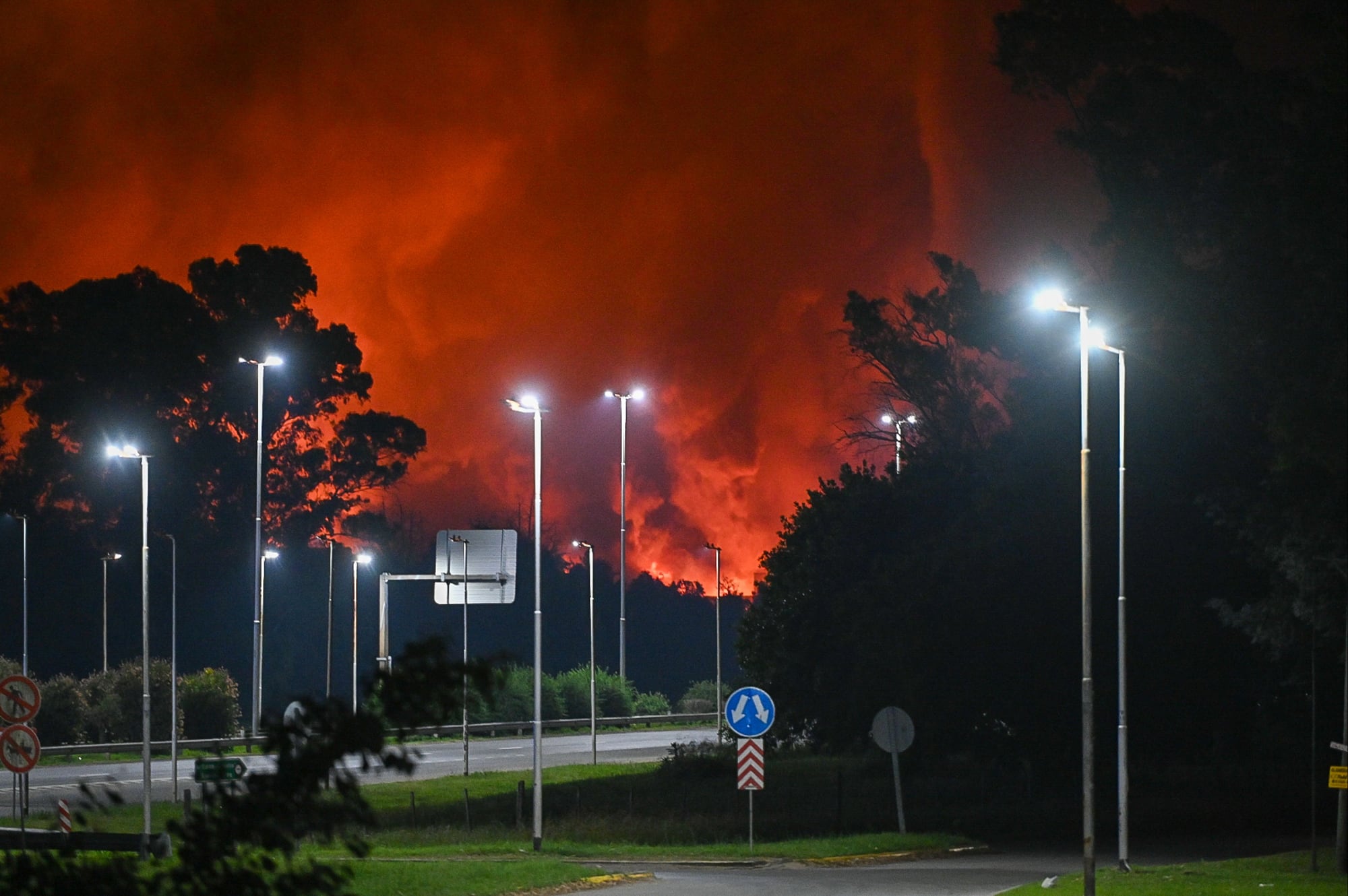 AME9256. EZEIZA (ARGENTINA), 14/11/2025.- Fotografía donde se ve una nube humo tras una explosión este viernes, en una fábrica en el área industrial de Ezeiza, a unos 36 km de Buenos Aires (Argentina). EFE/ STR/ Nehuen Rovediello