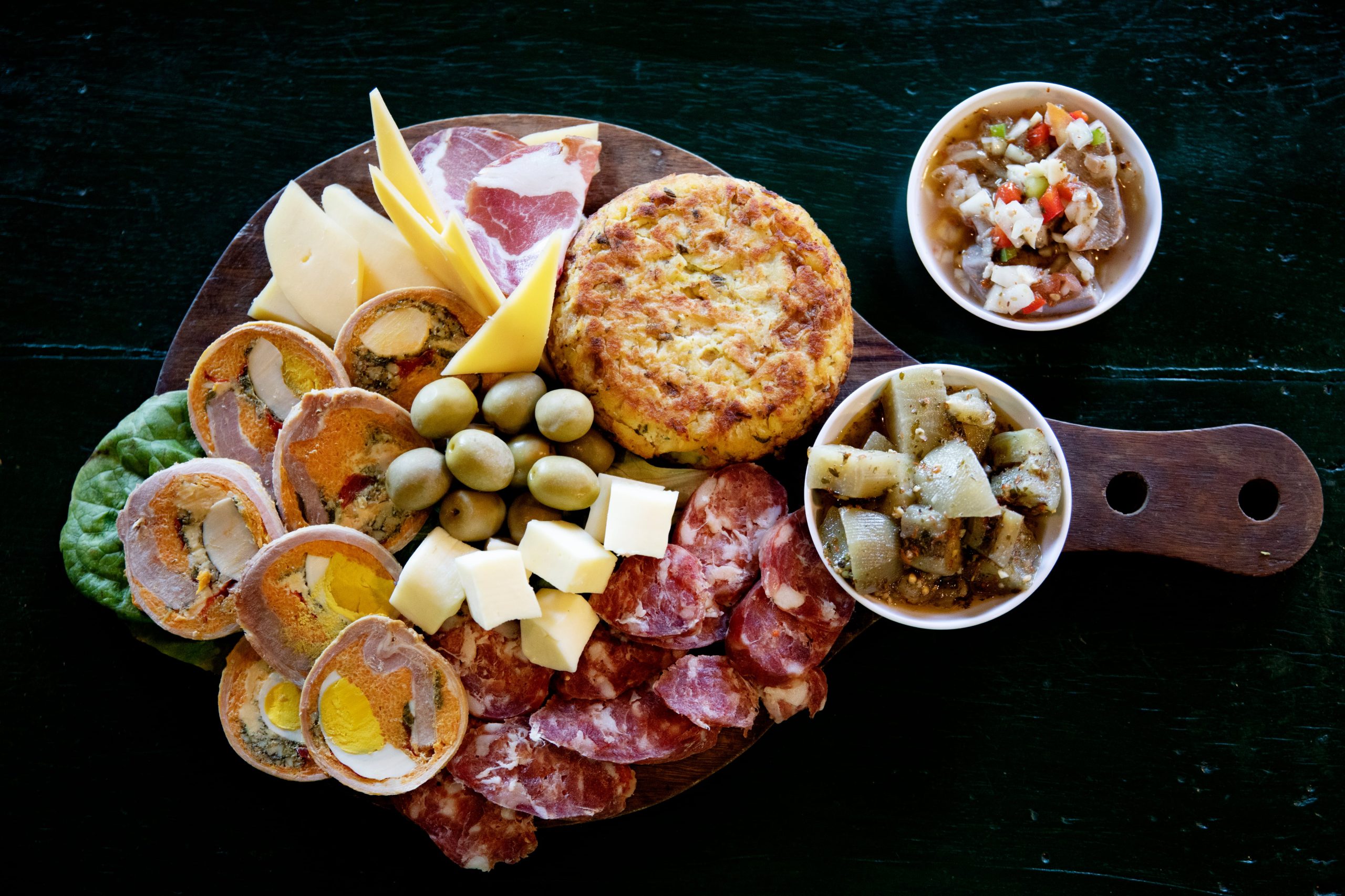 Picadita con matambre casero y productos regionales