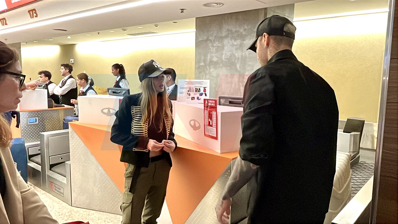 La China Suárez y Mauro Icardi, minutos antes de subirse a un vuelo con rumbo a Turquía. (Foto: Movilpress)