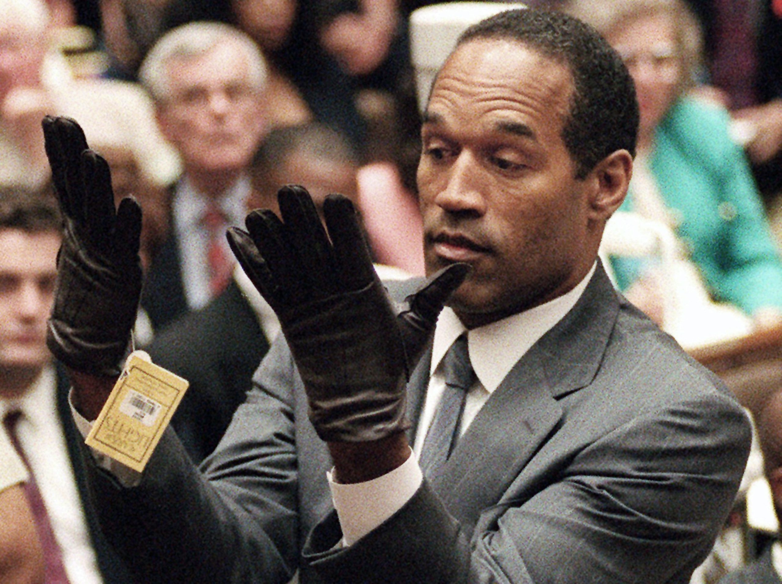 Una imagen de O.J. Simpson durante el juicio penal por el doble homicidio (de su esposa y el amante de su esposa) donde fue absuelto de toda culpa. Sin embargo, en un juicio civil posterior lo encontraron responsable y lo obligaron a indemnizar al padre del amante de su esposa (Vince Bucci/Pool Photo via AP, File)