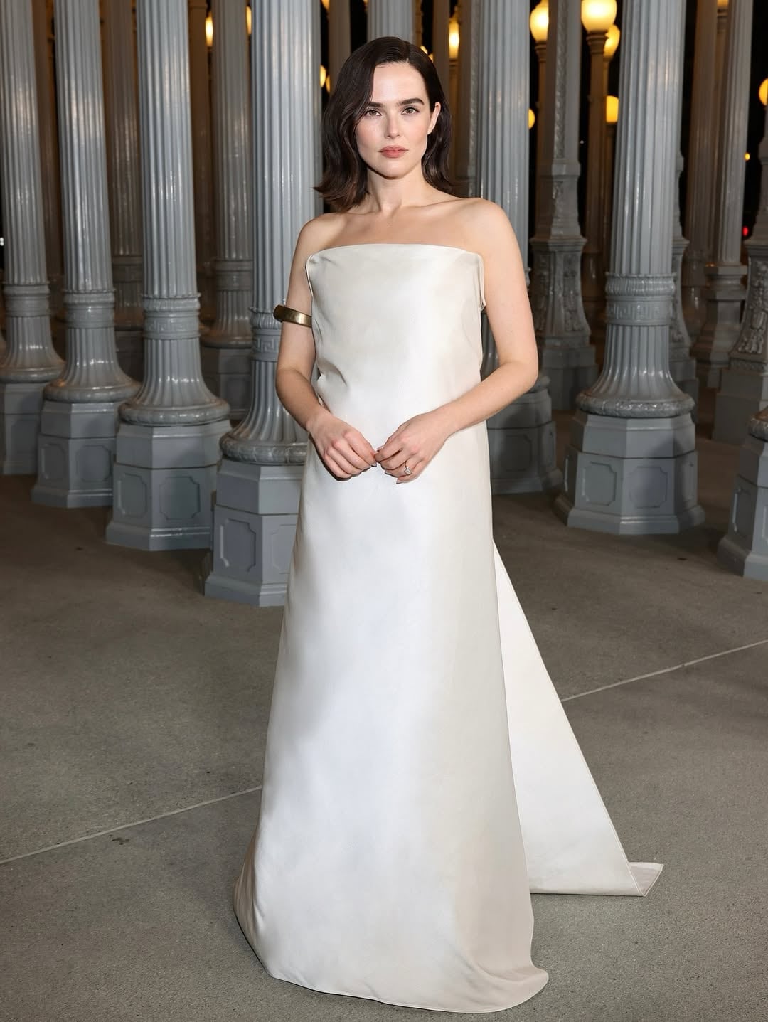 La actrz Zoey Deutch llevó un strapless de líneas puras