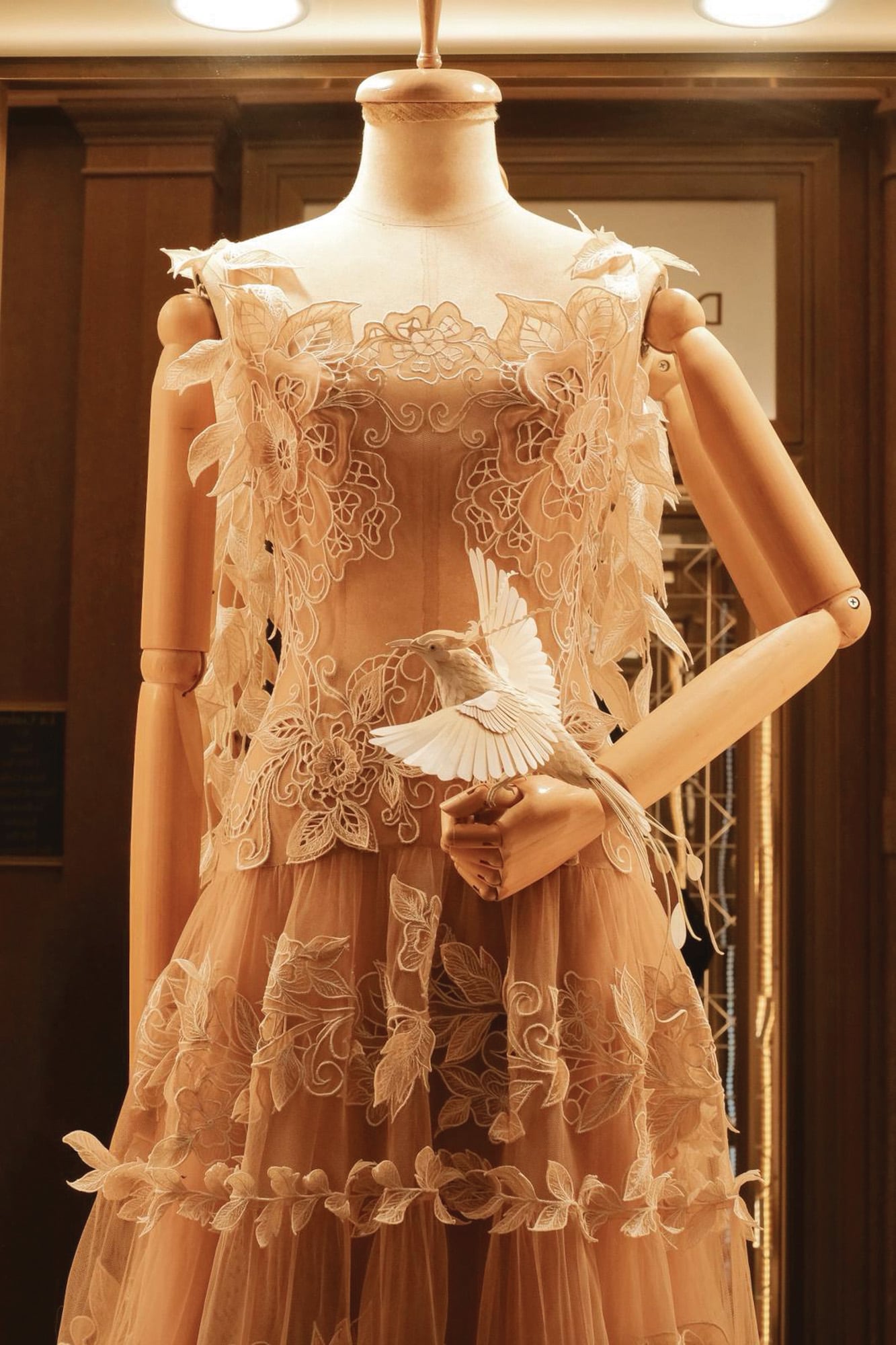 Uno de los vestidazos de su última colección, “El vuelo inesperado”