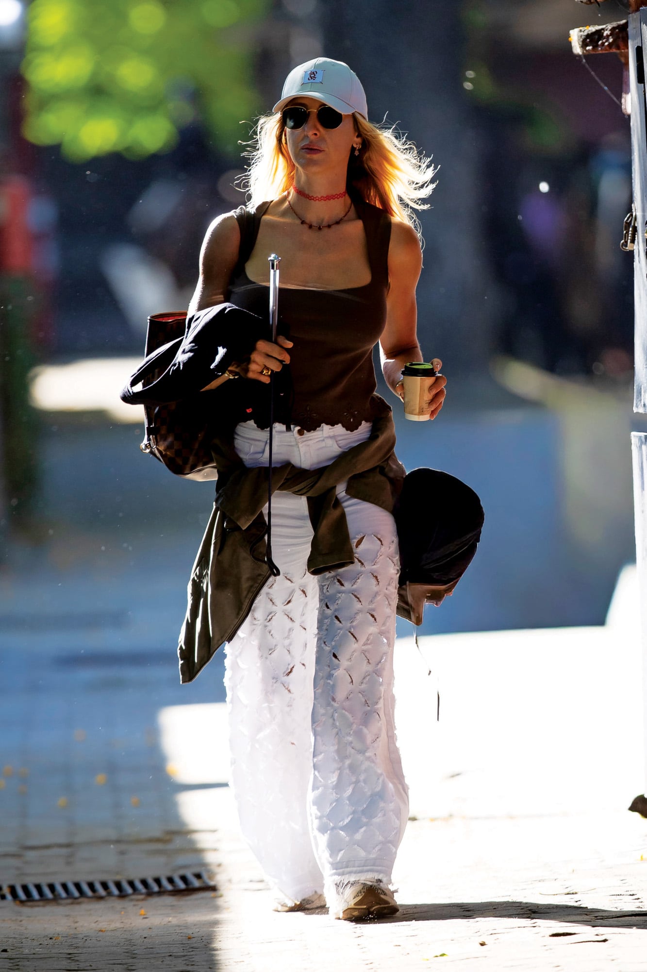 Café en mano y con musculosa y jeans calados, Isabelle asistió a su hija mayor. 