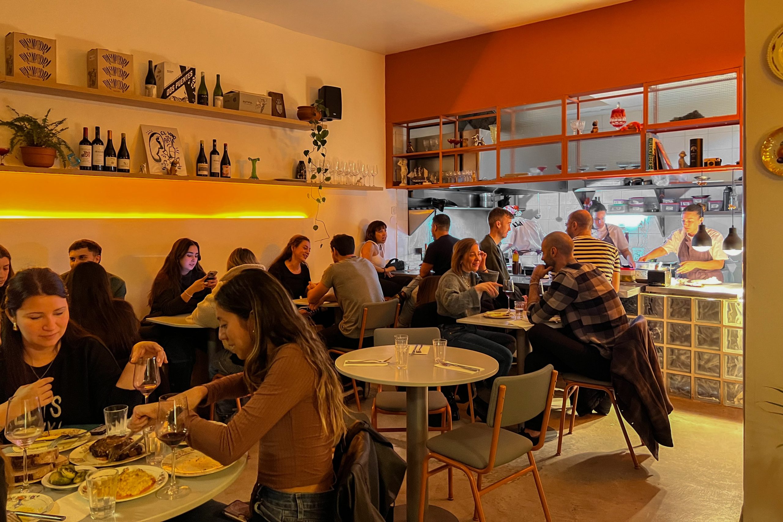 El salón de 4 perros se caracteriza por ser relajado y con luces tenues