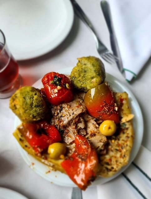 Tomates y morrones asados y distintos tipos de aceitunas componen el clásico antipasto
