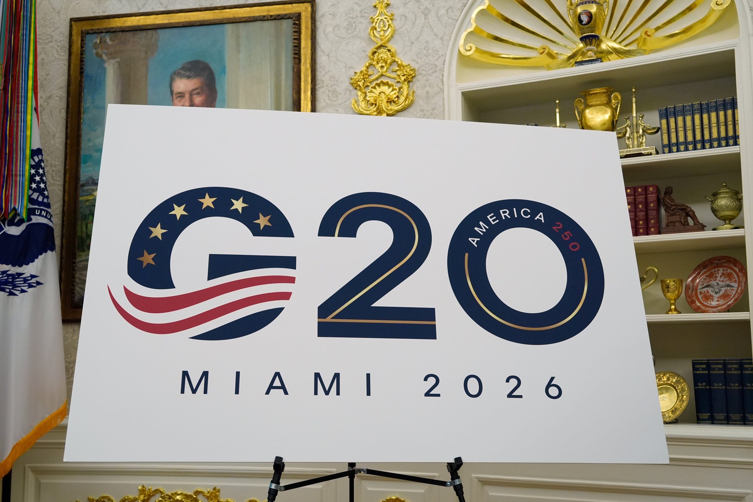 Un cartel de la cumbre del G20 de 2026 exhibido en el Despacho Oval de la Casa Blanca, en Washington, el viernes 5 de septiembre de 2025. (AP Foto/Alex Brandon)