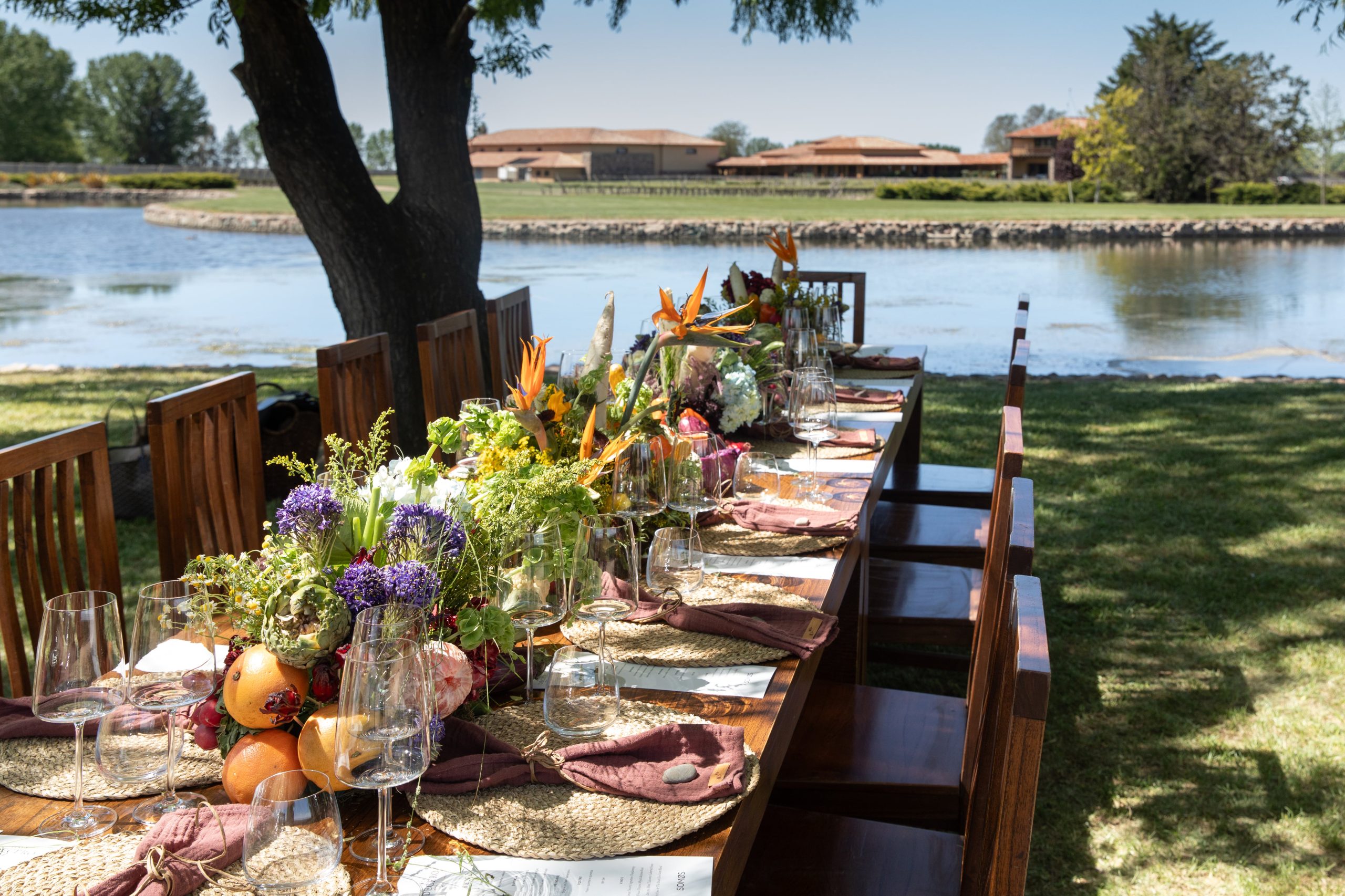 Festejar debajo de los árboles es una buena opción en Finca Decero